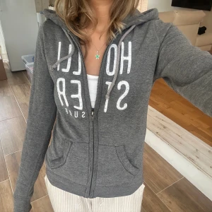 Hollister zip - En zip från Hollister i storlek XS. Tröjan bedöms vara använd men i fortsatt gott skick. Jag skickar ditt köp inom 24h. Se liknande zip i min profil! 