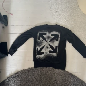 Off white tröja - Off white tröja använder inte länge för den är för liten på mig den har scan och den är i storlek S och har inga tecken på använding och pris kan diskuteras 9/10 