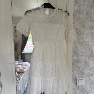 Stidentklänning  - En sååå fin klänning till studenten utan defekter och fläckar! I storlek 34 men passar också 36 då jag har 36 i vanlig storlek. Ordinarie pris 699🌟