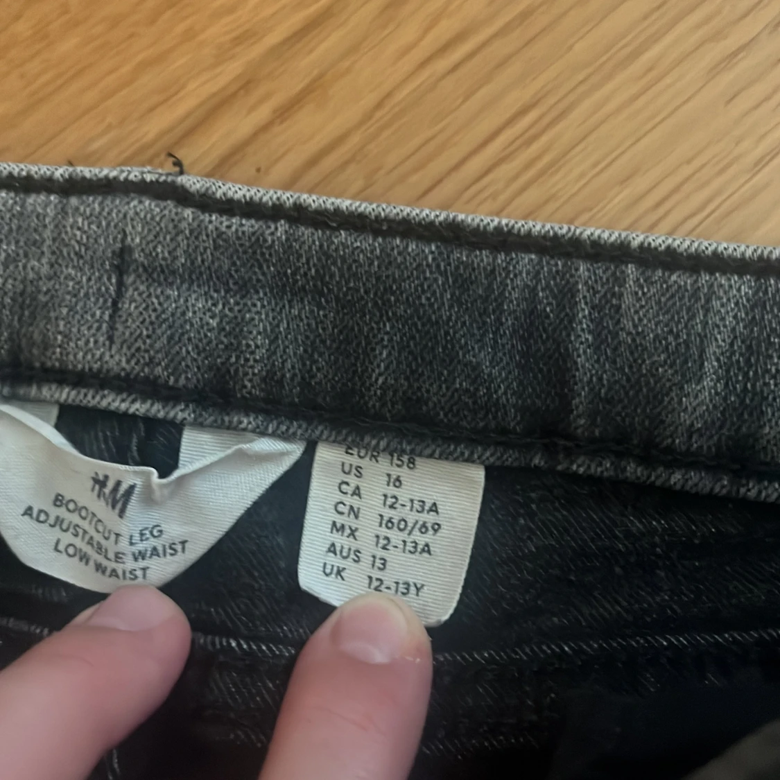Grå bootcut jeans från H&M - 2