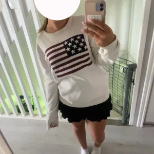 Vit stickad tröja med USA-flagga - Vit stickad tröja från Solid i storlek L 