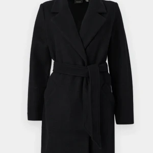 Kappa vero moda - Säljer svart kappa från vero moda nyskick knappt använd skriv gärna om de några frågor❤️