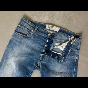 Blå jeans från Jacob Cohen - Säljer dessa as fetta Jacob cohen jeans med väldigt fett tvätt, jeansen är använda ett par gånger men är fortfarande i toppskick, jeansen är storlek W34 och är i modellen 688.comfort, bara att höra av sig eller så vid fler frågor osv, säljer pga att de är för stora för mig 