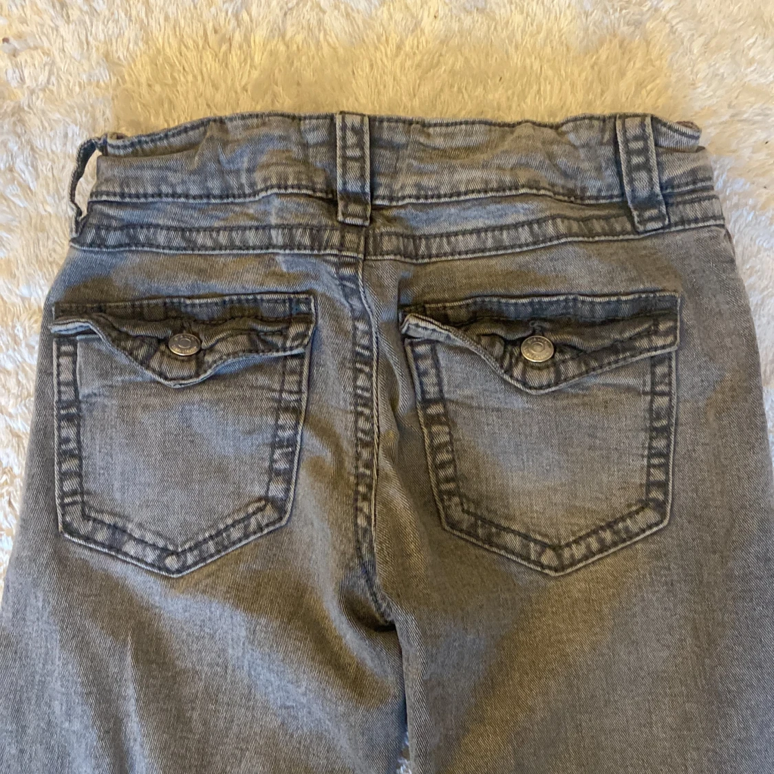 Grå bootcut jeans med detaljer. Båda jeansen för 500kr. - 3