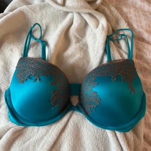  bh från Victoria's Secret - Fin bh från Victoria secret u storlek 32D skulle säga att den sitter som 75D super skön material 