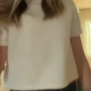 Vit topp från Gina Tricot - Superfin vit stickad topp från Gina Tricot med korta ärmar och rund halsringning. Endast använd 1 gång! Enkel och stilren modell som är lätt att matcha till olika outfits. Perfekt för dig som gillar en clean och fräsch look. Sälj pga jag ej använder den längre❤️