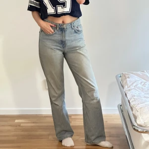 Ljusblå jeans från Weekday W27 L30 - Säljer ett par ljusblå jeans från Weekday i modellen Voyage Spring Blue. 
