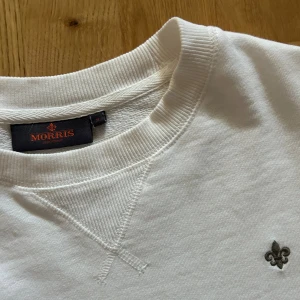 Morris tröja - Säljer denna fina Morris tröjan i nästan ny skick, endast använd nån enstaka gång då den är lite för stor för mig. Storlek S men passar mer som M. Ny pris ca: 1500