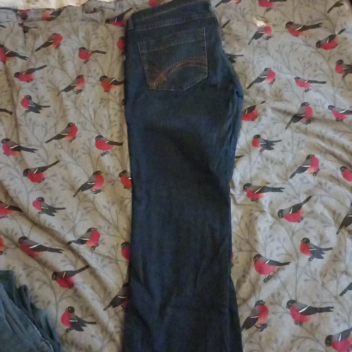 Mörkblå jeans med utsvängda ben - 1