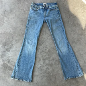 Low waist bootcut jeans - Gina tricot - Snygga ljusblå bootcut jeans från Perfect Jeans. Endast använd fåtal gånger.