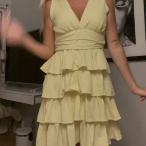 Ljusgul volangklänning  - Finns ingen lapp i så vet tyvärr inte var den är ifrån