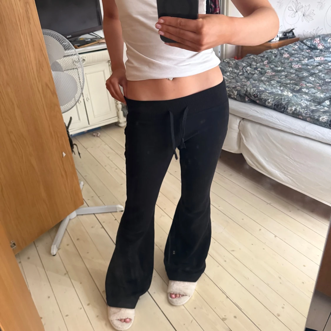 Svarta bootcut mjukisbyxor med snörning