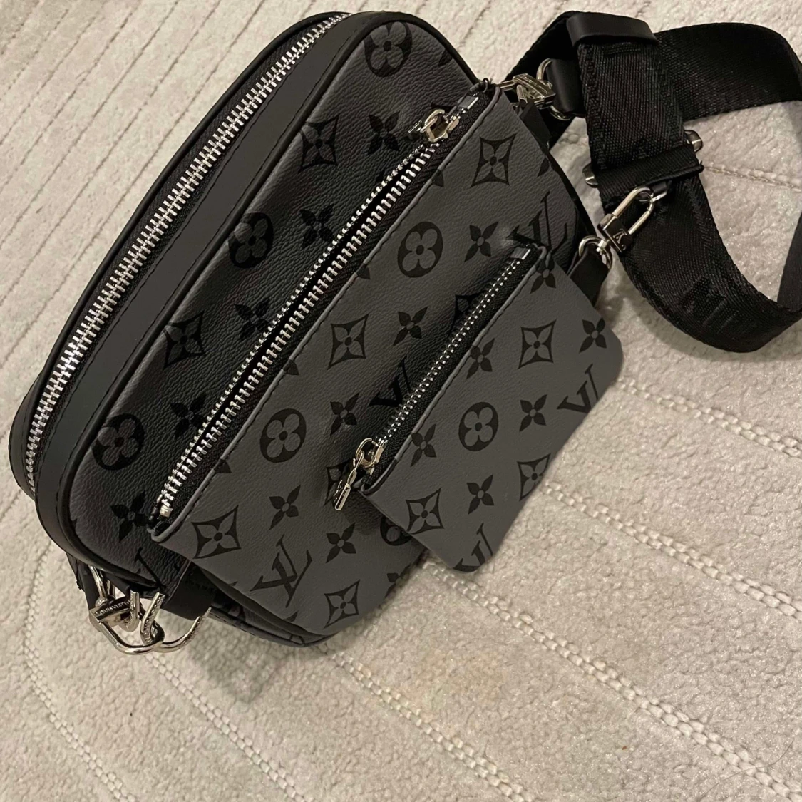 Rutig känd väska från L