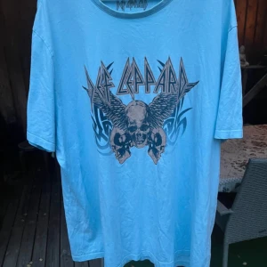 Def Leppard t shirt XXL  - En ljusblå Def Leppard shirt, storlek XXL 