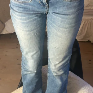 Ltb jeans  - Säljer ett par snygga blå bootcut jeans med ljus tvätt och klassisk femficksdesign. Jeansen har normal passform och är tillverkade i mjukt denimtyg av bomull. Perfekta för dig som gillar en retroinspirerad look med utsvängda ben. Nypris 800kr