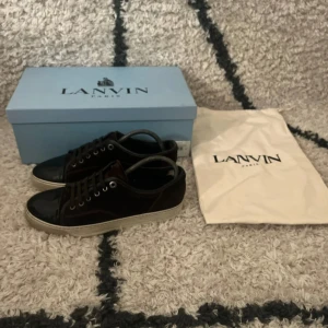 Lanvins uk5 - Säljer dessa sjukt feta lanvins i uk5. De är bruna/vinröda. Bra skick förutom att caption är lite skadad och att i båda skornas bakre del så har lite inne låsnat men inget som påverkar användningen. Uk5=39-41eu. Nypris ligger på ca 4999. Hör av er vid funderingar.