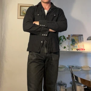 Paul & Friends western skjorta - Svart cowboy/western skjorta från Paul & Friends. ”Knäpp-knappar” med fina detaljer. Passar M/L