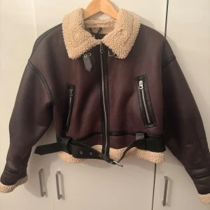 Zara jacka - Zara jacka med teddyfoder på insidan, priset kan diskuteras.