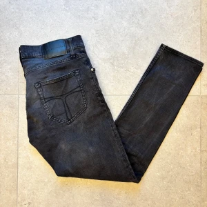 Tiger of sweden jeans - Schyssta mörka jeans med en liten urtvättad look från Tiger of sweden. Skick 9/10 Jeansen är endast använda ett fåtal gånger | Model: Pistolero | Storlek: W29 L30 | Nypris ligger på 1499kr | Det är bara att skriva om ni har frågor eller funderingar!