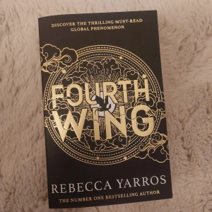 Fourth Wing - Fourth Wing, läst en gång men det är i väldigt bra skick. På engelska.