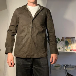 Skjorta Filippa K - Riktigt fräck distressed skjorta från Filippa K. Grön/brun, dålig med färger, vet inte helt🤪