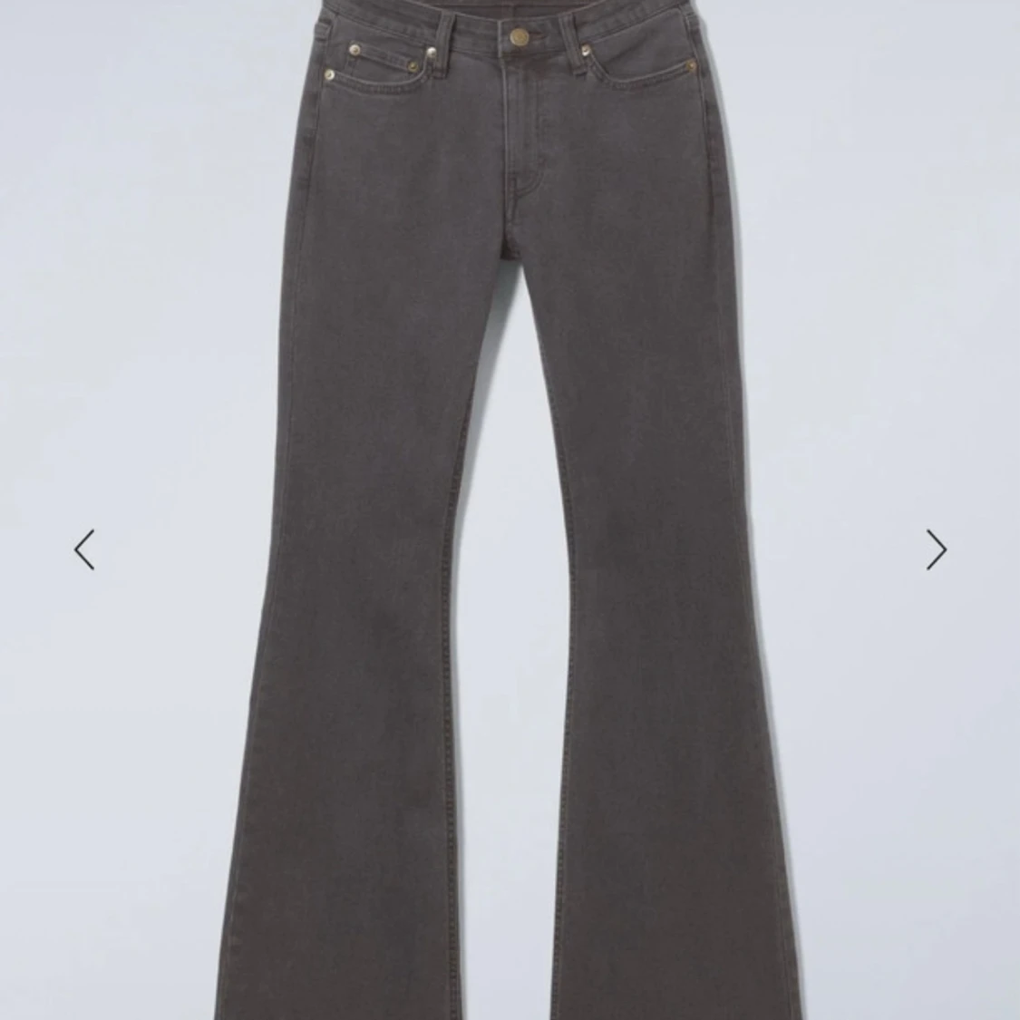 Gråa flared jeans från Weekday