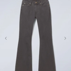 Gråa flared jeans från Weekday - Snygga gråa jeans från Weekday i modellen Flame. Storlek 26/32, knappt använda, pris kan diskuteras vid snabb affär!🙌