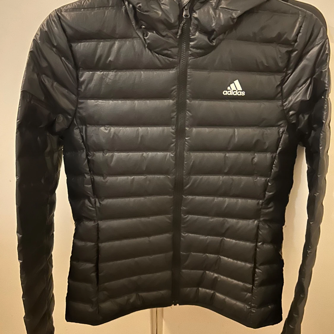 Svart dunjacka från Adidas