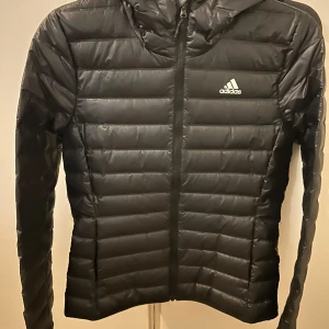 Svart dunjacka från Adidas - Svart adidas jacka lättviktsjacka som är perfekt för hösten och våren.