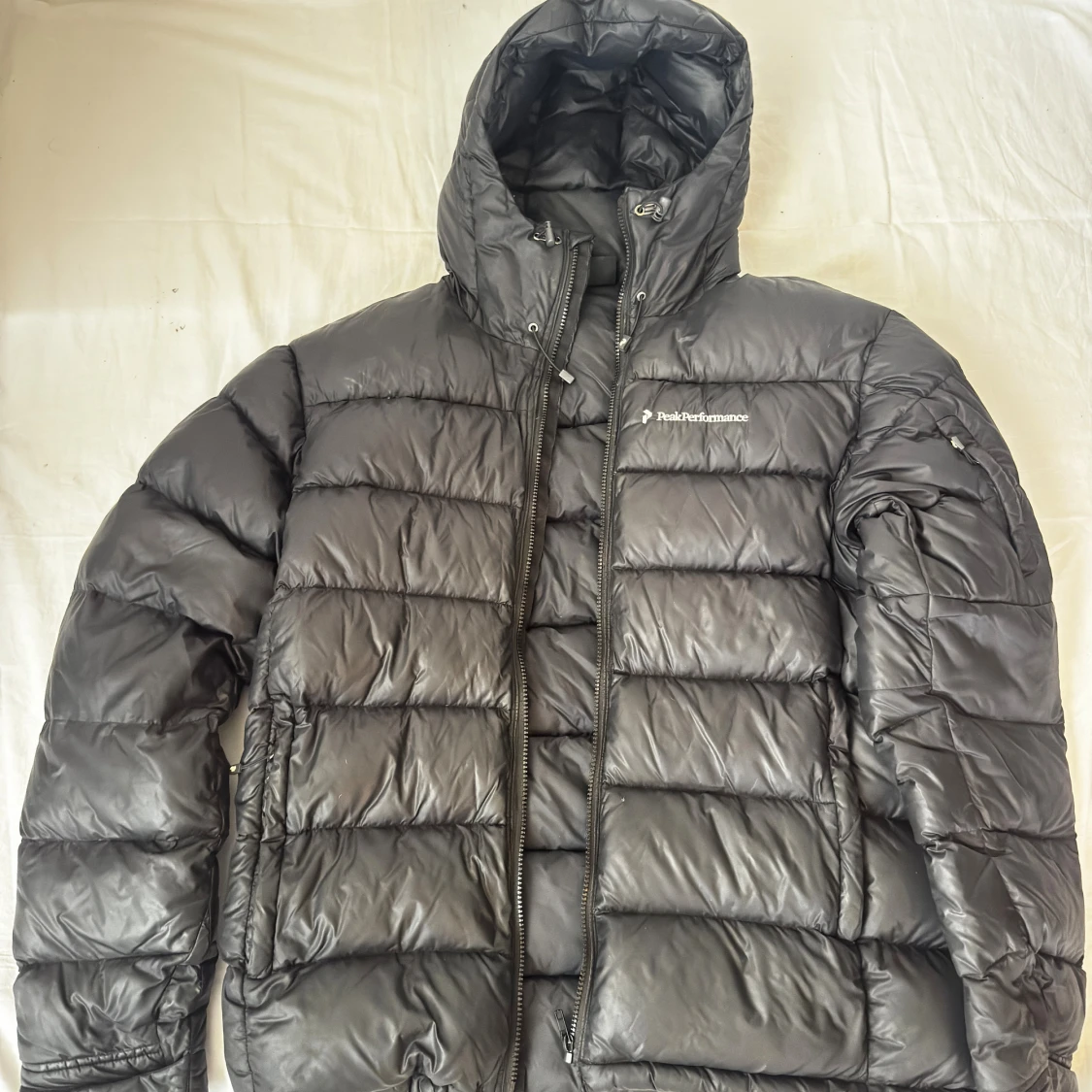 Svart dunjacka Peak Performance storlek L