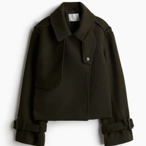 Khaki kappa😍 - Så fin khaki kappa! Sällan använd, väldigt liten i storleken så är i XL men passar enkelt en S