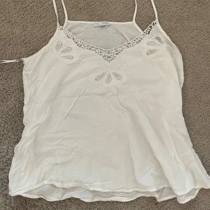 Vit linnetopp med spetsdetaljer - Super sött vitt linne med fina detaljer💕 Kommer inte till användning därför säljer jag!
