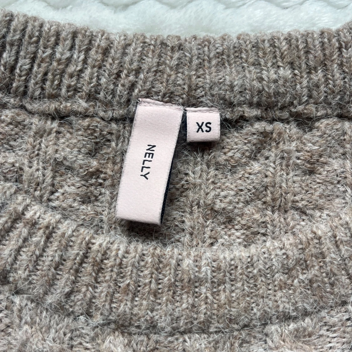 Beige stickad tröja från Nelly XS