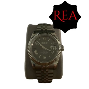 Grå Seiko Datejust Mod(Vallfritt armband på köpet) - Helt ny‼️Tvär snygg Seiko Mod klocka, 39mm och är fullt automatiskt med en NH34 movement‼️🙌 Alla länkar +box tillkommer vid köp🙌Tveka inte att ställa några frågor💭 Perfekt för alla outfit och grishstilen🙌‼️💸