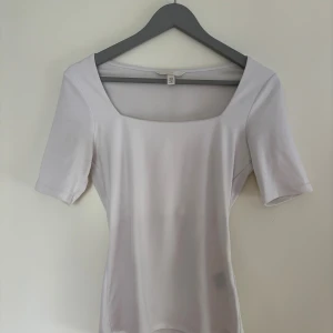 Vit tajt tröja   - En vit tröja som ger en fin urringning. Något litet märke finns men inget man märker i dagsljuset! 💞Tröjan är XS men sitter mer som en S skulle jag säga.