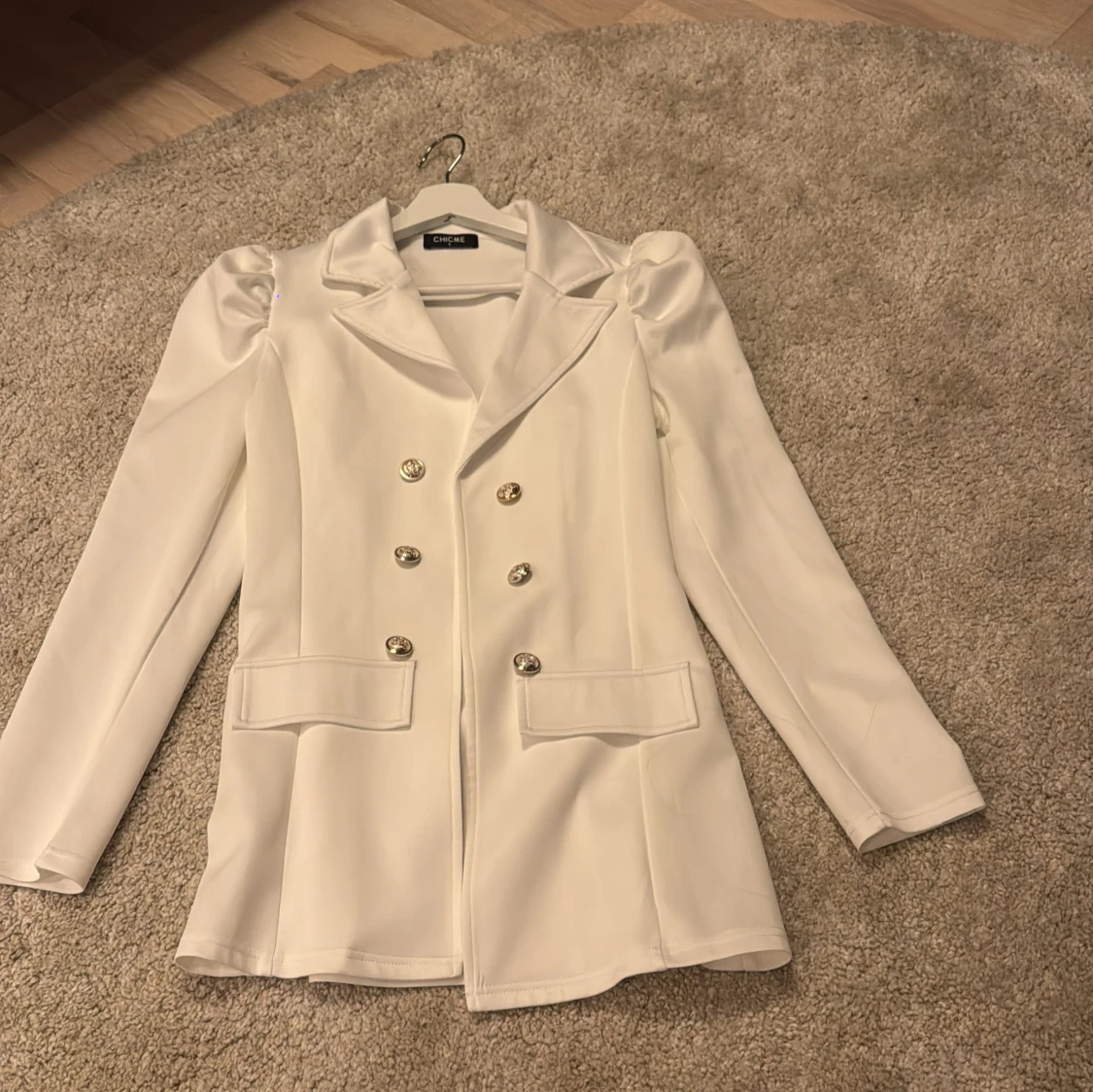 Vit kavaj me guld knappar  - 4