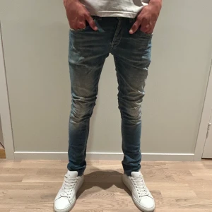 Dondup George - Säljer dessa snygga jeans från Dondup. Använda ett fåtal gånger. Slitningarna är original. Nypris 2700. Storlek W29
