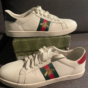 Gucci Ace  - Gucci Ace sneakers i vitt. Dem är knappast använda bara, ett fåtal gånger. Jag säljer dem eftersom dem blev försmå. Priset är inte hugget i sten. Skobox följer också med. Fråga om ni undrar något. 