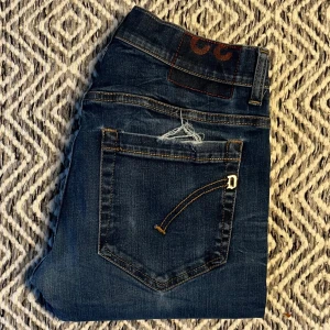 DONDUP GEORGE JEANS - Tjena! Säljer nu ett par tvär feta Dondup jeans! | Skick 9/10 Mycket bra! | storlek 32, men passar mindre! | Nypris ca 3500kr | Mitt pris 650kr | Kom gärna pm vid frågor eller funderingar | Postas 