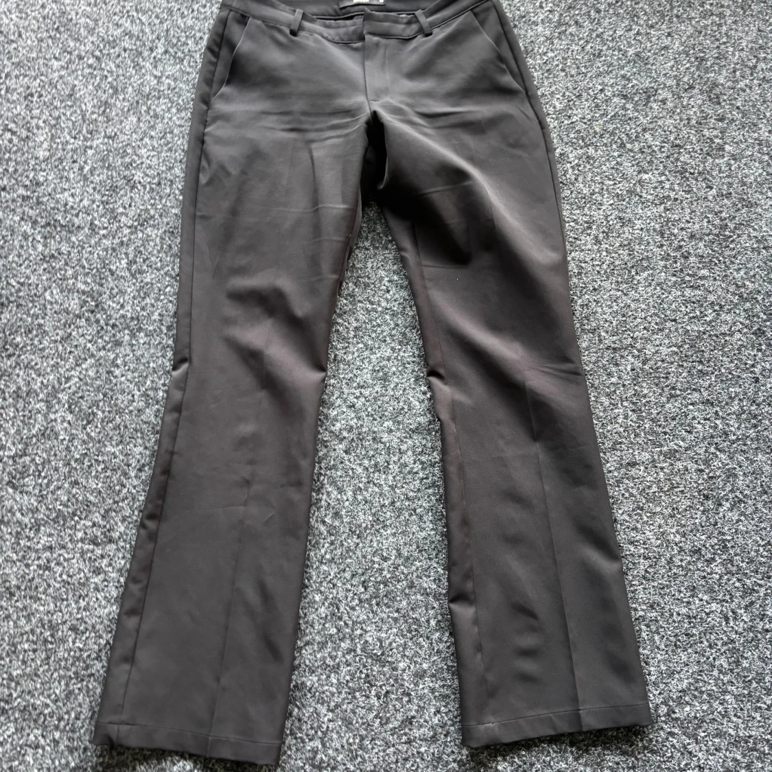 Svarta bootcut kostymbyxor BikBok