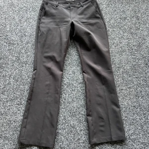 Svarta bootcut kostymbyxor BikBok - Snygga svarta kostymbyxor från BikBok i bootcut-modell lågmidjade. Byxorna har klassisk passform med hällor för bälte, dragkedja och knapp framtill. Storlek 38 köpta för 500kr (pris kan diskuteras)