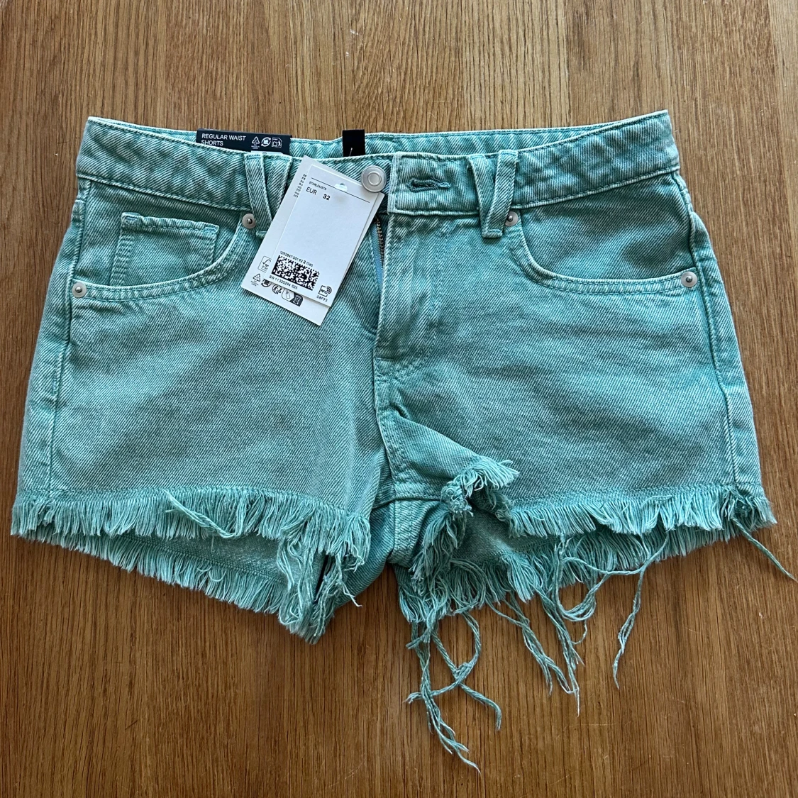 Lågmidjade jeansshorts med fransar - 1