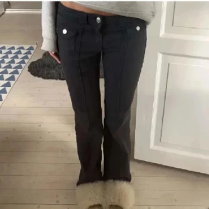 Trendiga H&M jeans💓 - Sjukt snygga jeans från hm som inte säljs längre och är svåra att få tag på. Kommer int till användning därför säljer jag!💓