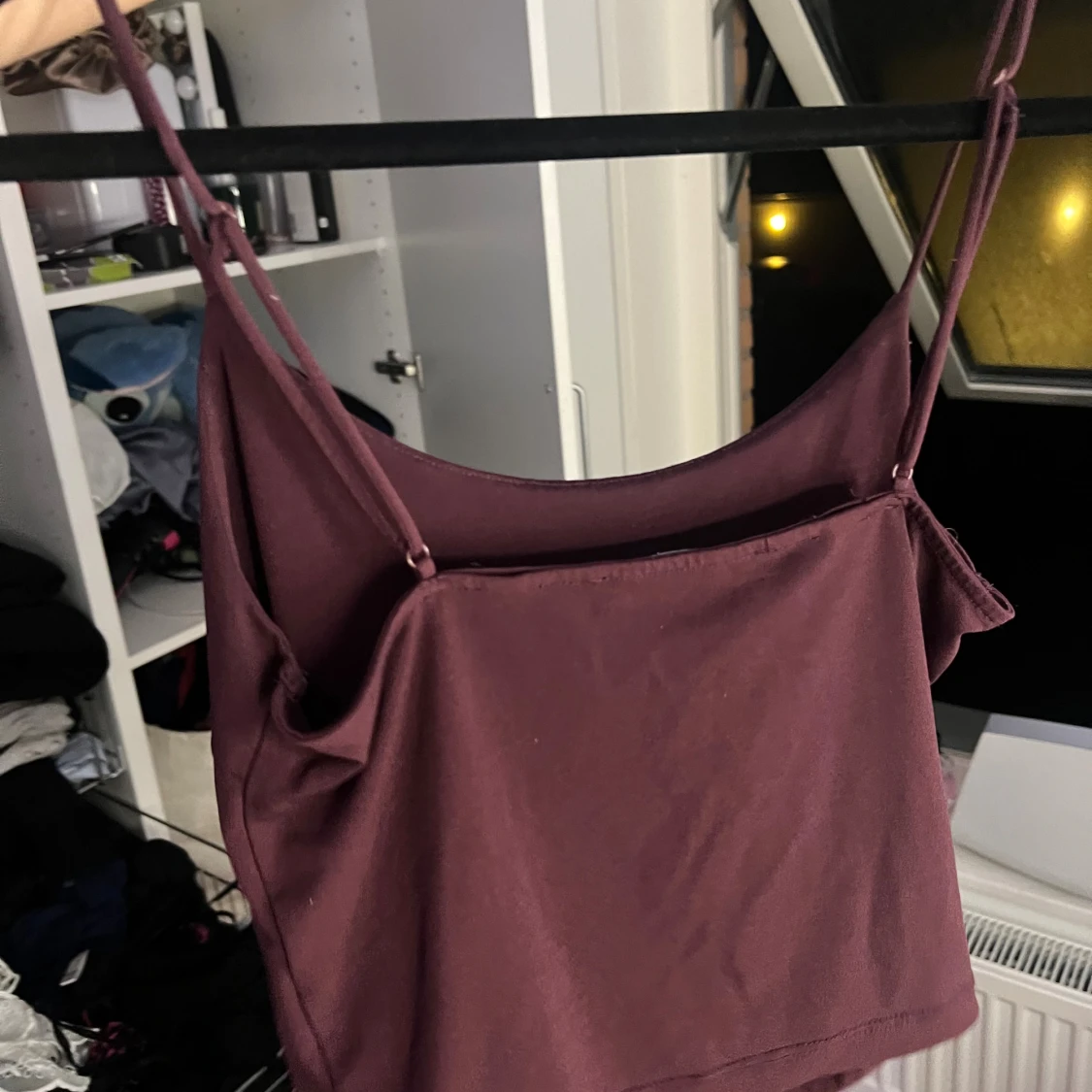 Vinröd linnetopp med smala axelband - 1