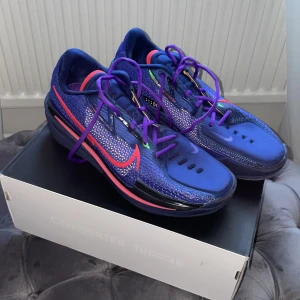 Nike GT cut - Nike GT cut  Blue Void Purple Red. Sparsamt använda men ändå slitna, nätet är lite trasigt på båda skorna men inget som påverkar prestandan. Bra skor som har bra grepp och sitter bra på foten