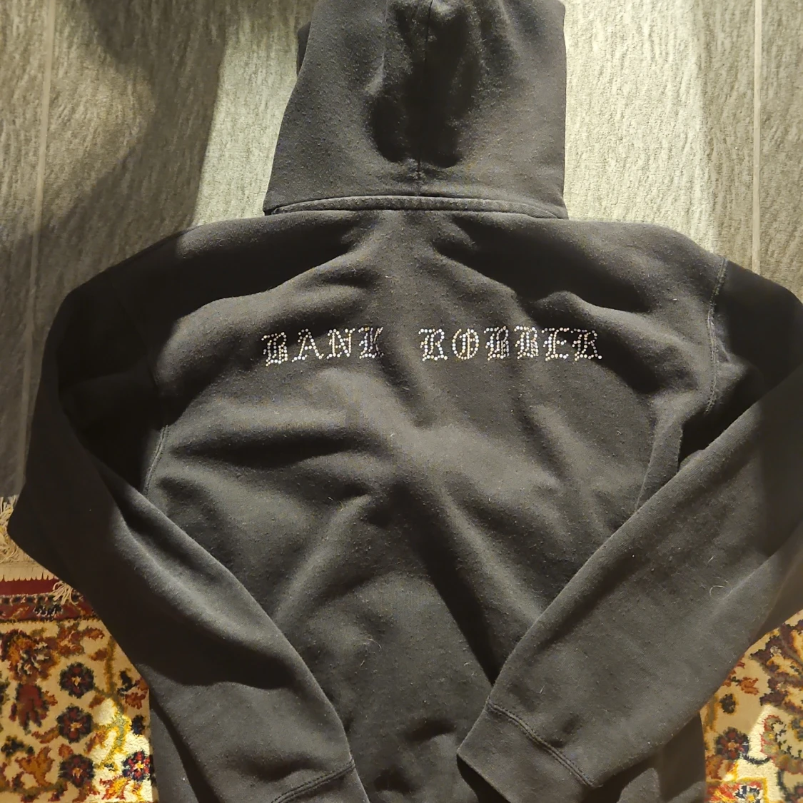Svart hoodie med strassmask och text - 2
