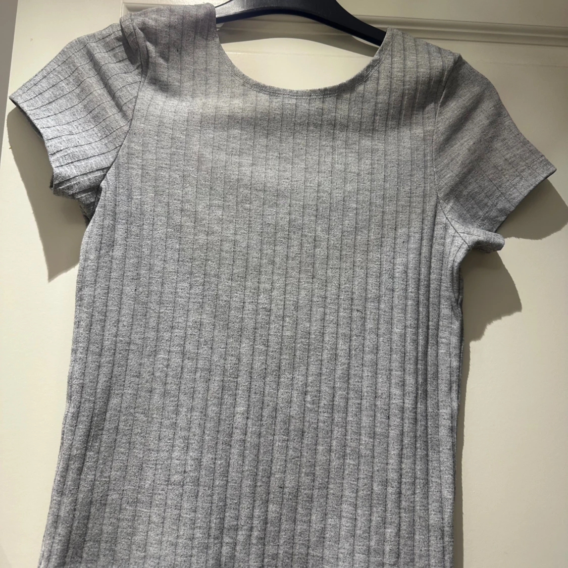 Grå ribbad kortärmad topp
