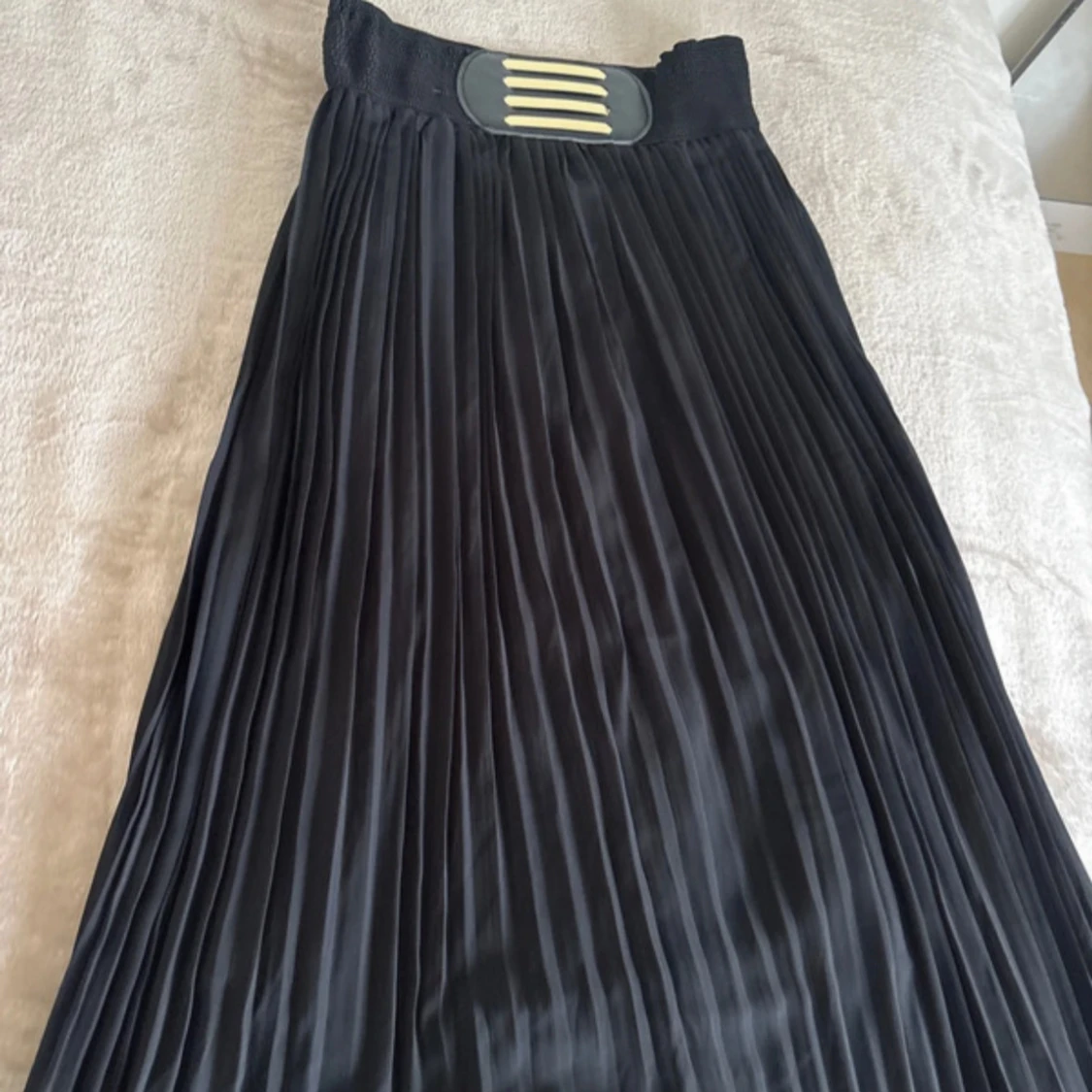 Svart plisserad långkjol med bälte - 1
