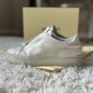 Vita Arigato skor - Hej! Jag säljer nu mina Axel Arigato skor. De är väl använda. Säljer pga att jag har köpt nya skor och vill tjäna lite extra pengar. Du får med allt på bilden och pris kan självklart diskuteras💕