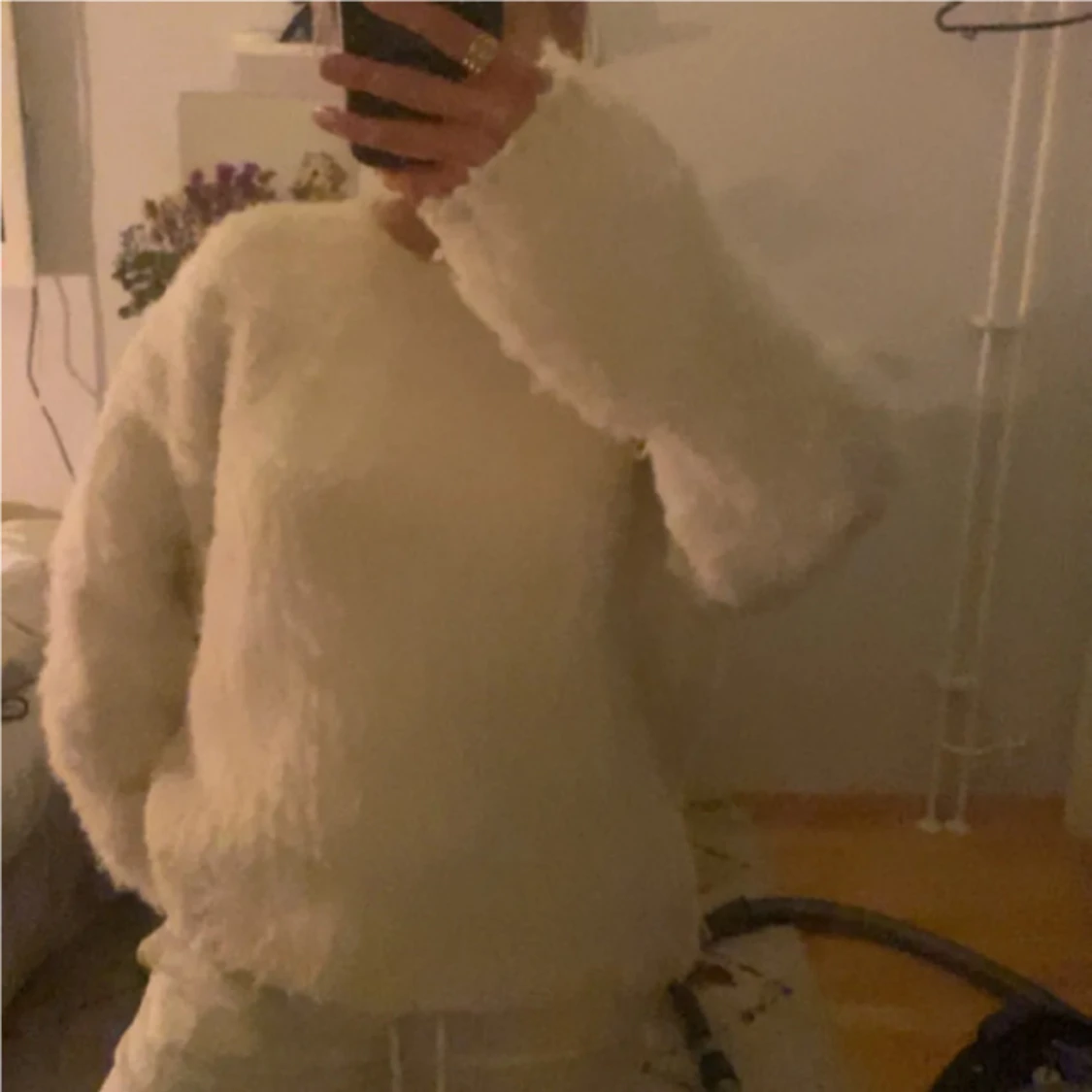 Fluffig vit stickad tröja - 2